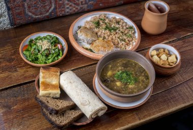 Ahşap tabl üzerinde seramik tabaklarda Orta Doğu mutfağı yemekleri