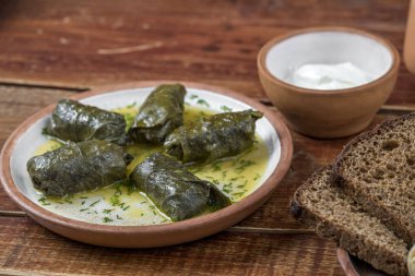et ve pilav ile doldurulmuş dolma üzüm yaprakları
