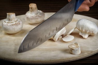 Ahşap masada kesme mantar pişirmek