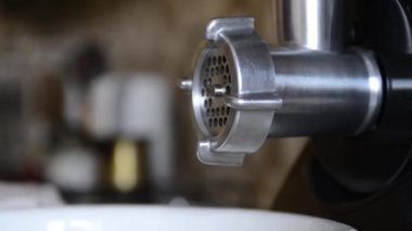 Et değirmeni içinde eti öğütülür. Pare çiğ et elektrikli et değirmeni düşüyor 