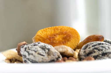 Bir tabakta farklı fındık ve kuru meyve çeşitleri.