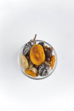 fındık ve kuru meyve bir tabak içinde farklı türde. Üstten görünüm ve c