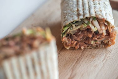 shawarma sandviç, Hünkar, gyro ahşap bir masa üzerinde