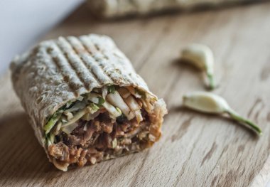shawarma sandviç, Hünkar, gyro ahşap bir masa üzerinde