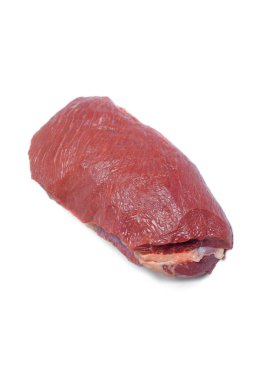 Beyaz arka plan üzerinde izole taze çiğ et