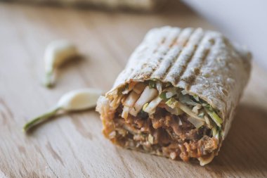 shawarma sandviç, Hünkar, gyro ahşap bir masa üzerinde