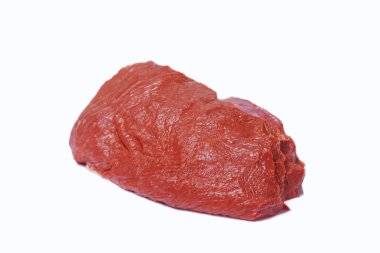 Beyaz arka plan üzerinde izole taze çiğ et