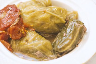 Lahana yaprakları etle doldurulmuş. Lahana rulosu. Chou farci, charuto, dolma, sarma, golubtsy, holubtsi veya golabki.