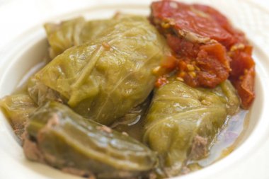 Lahana yaprakları etle doldurulmuş. Lahana rulosu. Chou farci, charuto, dolma, sarma, golubtsy, holubtsi veya golabki.