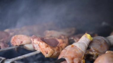 Shish Kebap bir Brazier üzerinde kızartılır. Barbekü eti. Domuz eti ve tavuk şiş. Şiş üzerinde video şiş kızarmış. Sulu et