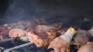 Shish Kebap bir Brazier üzerinde kızartılır. Barbekü eti. Domuz eti ve tavuk şiş. Şiş üzerinde video şiş kızarmış. Sulu et