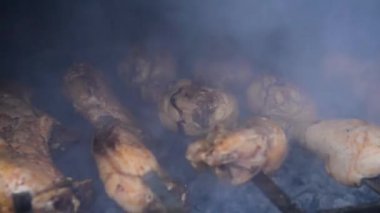 Duman Barbekü üzerinde şiş üzerinde domuz eti ve tavuk eti