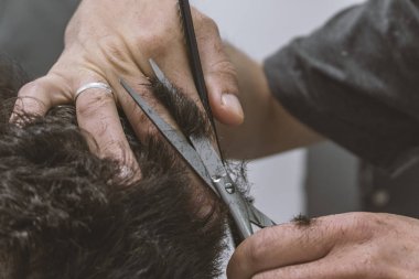 Profesyonel berber şık adam saç kesimi yapma.closeup