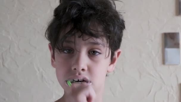 Chłopiec Szczotkowanie Zębów Rano Łazience — Wideo stockowe