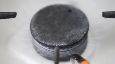 Eski bir sobanın üzerinde gaz brülörü yaktım. Mavi alev brülörü. Günlük yaşamda doğal gaz kullanımı. 