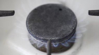 Eski bir sobanın üzerinde gaz brülörü yaktım. Mavi alev brülörü. Günlük yaşamda doğal gaz kullanımı. 