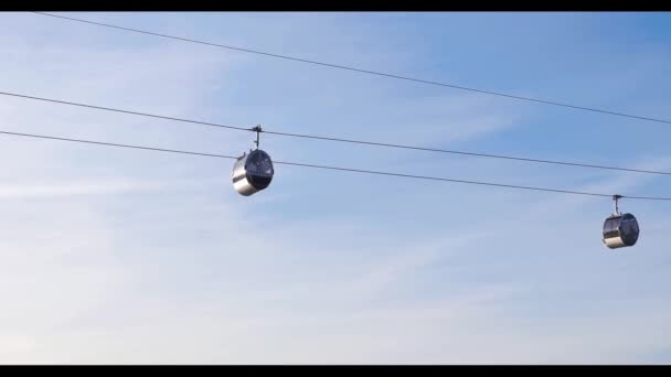 Cabine Che Muovono Sulla Funivia Trasporto Passeggeri Contro Cielo Blu — Video Stock