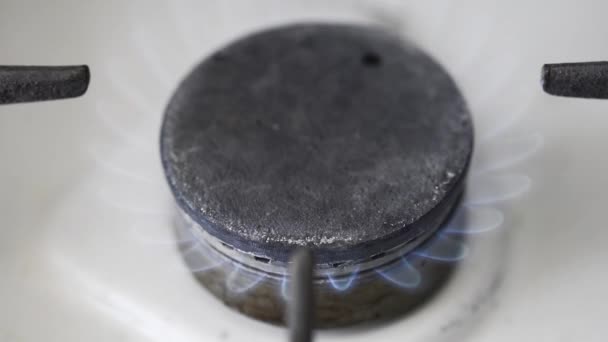 在旧炉子上点燃煤气炉 蓝色火焰燃烧器 天然气在日常生活中的使用 — 图库视频影像