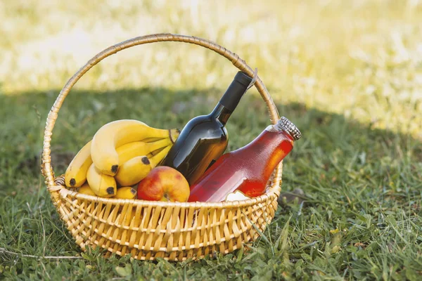 Cesto Picnic Con Cibo Sul Prato Verde — Foto Stock