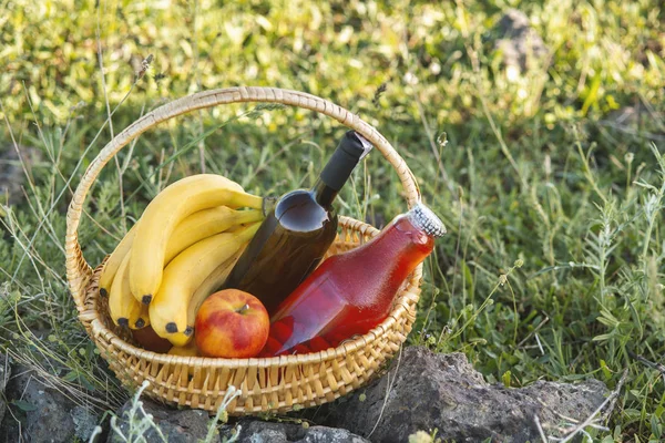 Cesta Piquenique Com Comida Gramado Verde — Fotografia de Stock