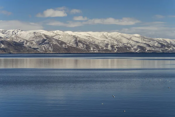 Hermosa vista del lago y las montañas con nieve. Armenia, sev —  Fotos de Stock