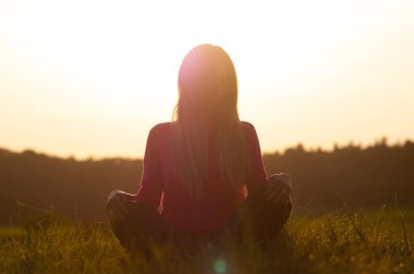 gün batımında huzur ve yoga pratik kullanımda