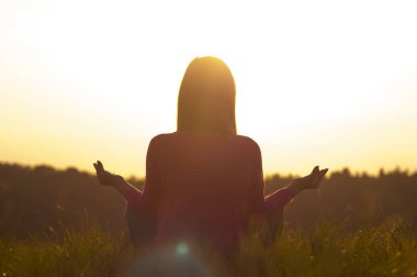 gün batımında huzur ve yoga pratik kullanımda