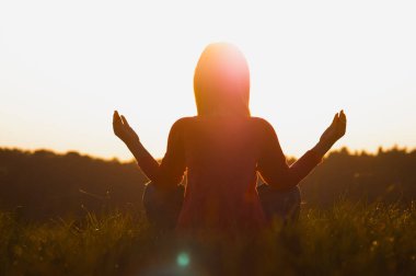 gün batımında huzur ve yoga pratik kullanımda