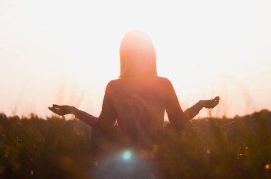 gün batımında huzur ve yoga pratik kullanımda