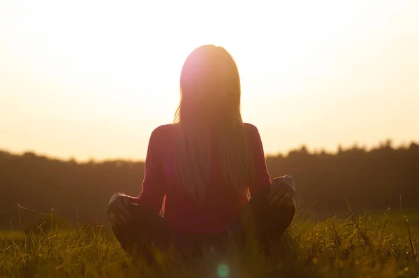 Praktyka jogi i spokoju w o zachodzie słońca — Zdjęcie stockowe