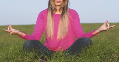 gün batımında huzur ve yoga pratik kullanımda