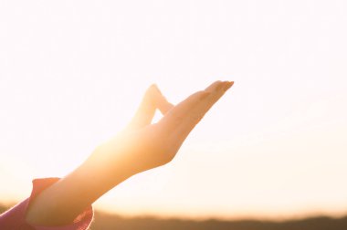 Bir sıcaklık ba ile günbatımı Yoga egzersiz bir kadının arka ışık