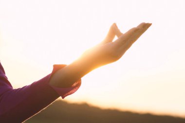 Bir sıcaklık ba ile günbatımı Yoga egzersiz bir kadının arka ışık