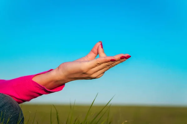 Voltar luz de uma mulher exercitando ioga ao pôr do sol com um ba calor — Fotografia de Stock