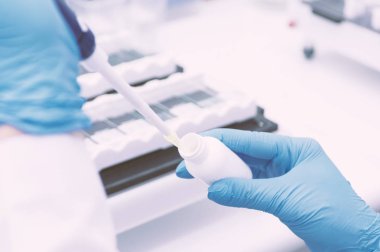 concentraat wetenschappers maken een experiment in een laboratorium