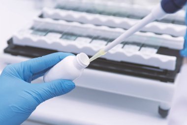 concentraat wetenschappers maken een experiment in een laboratorium