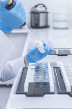 concentraat wetenschappers maken een experiment in een laboratorium