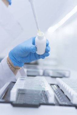 concentraat wetenschappers maken een experiment in een laboratorium