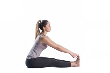 Genç çekici kız pratik yoga beyaz arka planda izole. Vücut ve zihinsel gelişim arasında sağlıklı yaşam ve doğal denge kavramı.