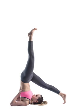 Genç çekici kız pratik yoga beyaz arka planda izole. Vücut ve zihinsel gelişim arasında sağlıklı yaşam ve doğal denge kavramı.