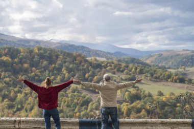 Mutlu çiftin arka planı, sonbahar mou 'sunun arka planında.