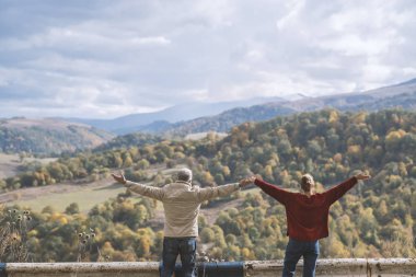 Sonbahar Mo bir arka planda birbirlerine bakarak güzel çift