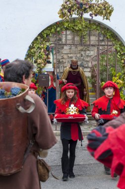 Kalshteyn/Çek Cumhuriyeti-Ekim 1 2017: Kalshteyn kalesinde Ortaçağ kostümlü geçit töreni ve Tarih temalı Şarap Festivali