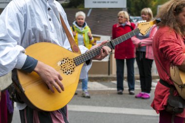 Kalshteyn/Çek Cumhuriyeti-Ekim 1 2017: Kalshteyn kalesinde Ortaçağ kostümlü geçit töreni ve Tarih temalı Şarap Festivali