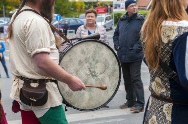 Kalshteyn/Çek Cumhuriyeti-Ekim 1 2017: Kalshteyn kalesinde Ortaçağ kostümlü geçit töreni ve Tarih temalı Şarap Festivali