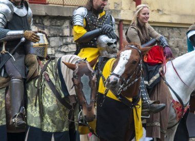 Kalshteyn/Çek Cumhuriyeti-Ekim 1 2017: Kalshteyn kalesinde Ortaçağ kostümlü geçit töreni ve Tarih temalı Şarap Festivali