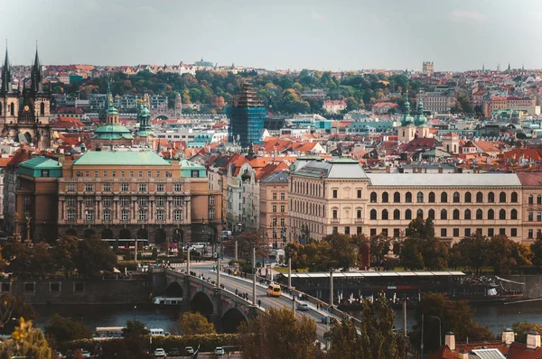 Schöne Aussicht auf Prag im Herbst — Stockfoto