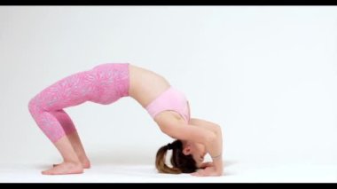 Genç çekici kız pratik yoga beyaz arka planda izole. Vücut ve zihinsel gelişim arasında sağlıklı yaşam ve doğal denge kavramı. 