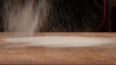 Baker pizza yapmak için un döker. Şef pişirme hamur ahşap bir masada bir pasta pişirmek için. Ev pişirme yapma süreci. Pişirme makarna, spagetti, khachapuri, gıda konsepti