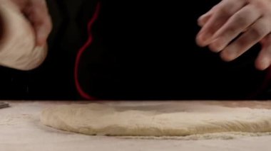 Fırıncı pizza hazırlama için hamur yoğurunur. Şef aşçı ahşap masada pasta pişirme için hamur yapma. Süreç hazırlık ev yapımı pasta. Pişirme makarna, spagetti, khachapuri, gıda konsepti